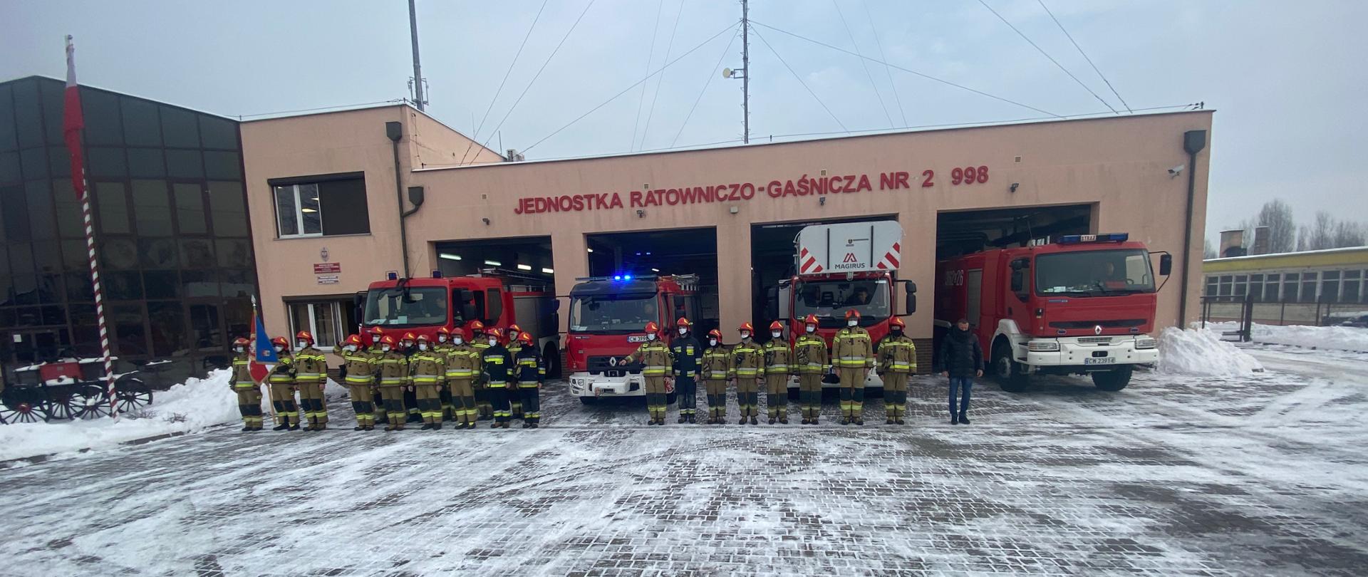 Uroczysta zbiórka z okazji pożegnania strażaka odchodzącego na zaopatrzenie emerytalne na placu JRG 2