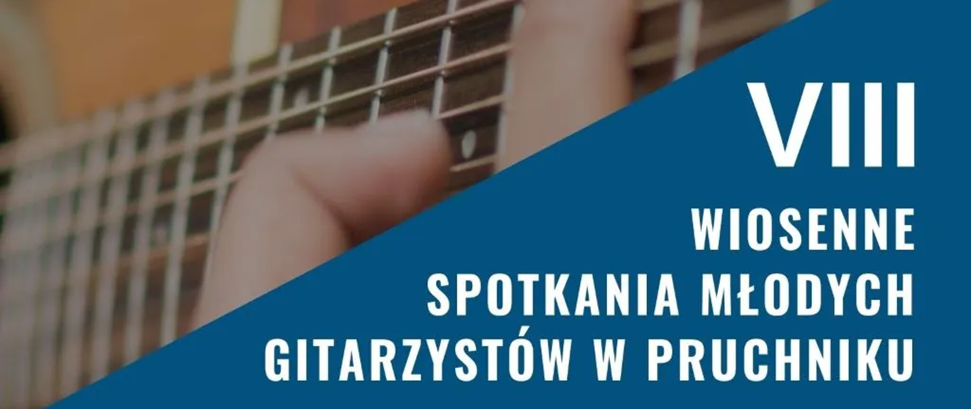 Plakat informacyjny o „VIII Wiosennych Spotkaniach Młodych Gitarzystów w Pruchniku”.
Dominujące kolory to ciemny niebieski i biały. W tle widoczny jest rozmyty obraz gryfu gitary.
W lewym górnym rogu, w niebieskim okręgu, widnieje data: „24 MAJA 2025”.
Centralnie umieszczony jest biały, pogrubiony tekst: „VIII WIOSENNE SPOTKANIA MŁODYCH GITARZYSTÓW W PRUCHNIKU”.
Poniżej znajduje się adres organizatora: „PUBLICZNA SZKOŁA MUZYCZNA I STOPNIA W PRUCHNIKU UL. SZKOLNA 12, 37-560 PRUCHNIK”.
Następnie podane są dane kontaktowe: „WWW.PRUCHNIK.MUZYCZNA.COM.PL E-MAIL: PRUCHNIK@MUZYCZNA.COM.PL”.
W dolnej części plakatu widnieje zaproszenie: „SERDECZNIE ZAPRASZAMY”.
Na samym dole plakatu, po lewej stronie, znajduje się logo „FUNDACJA WSPIERANIA EDUKACJI ARTYSTYCZNEJ” oraz „PODKARPACKI ZESPÓŁ NIEPAŃSTWOWYCH SZKÓŁ MUZYCZNYCH”. Obok, po prawej stronie, umieszczone są mniejsze logotypy: „PSM PRUCHNIK” z grafiką akordeonu oraz „Violin” z grafiką skrzypiec i adresem strony internetowej „www.sklepviolin.pl”. W lewej dolnej części plakatu znajduje się także czerwono-biała grafika z motywem krzyża.