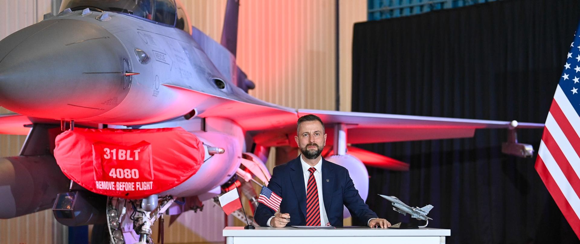 Deputy prime minister W. Kosiniak-Kamysz signed a contract for comprehensive modernization of the F-16 aircraft in the Military Aviation Works No. 2 in Bydgoszcz on Wednesday. Deputy minister Paweł Bejda, among others, also took part in the ceremony. The contract between the governments of Poland and the United States, regards the modernization of the entire fleet of Polish multirole combat aircraft F-16 C/D Block 52. Modernization will be conducted at the Military Aviation Works No. 2 in Bydgoszcz.