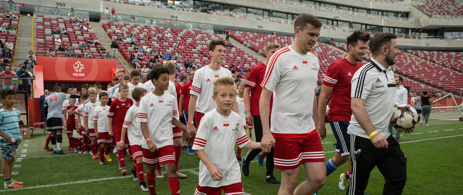 Młodzi piłkarze na murawie PGE Narodowego