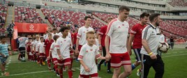 Młodzi piłkarze na murawie PGE Narodowego