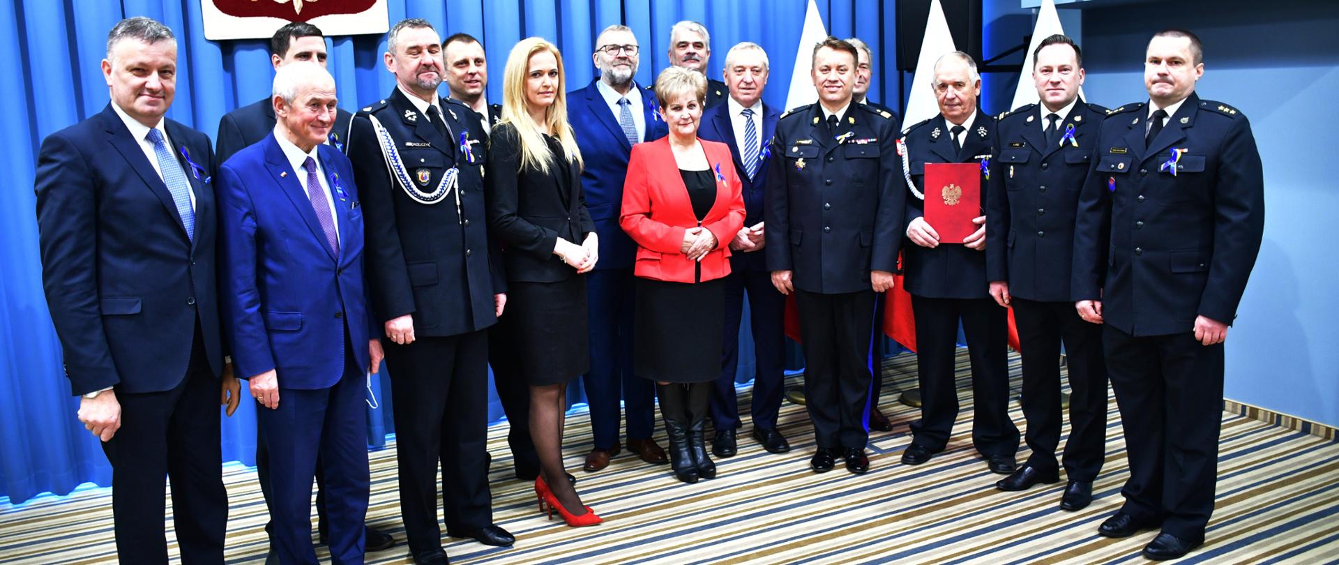 Strażacy OSP oraz samorządowcy stoją w szeregu razem z Mazowieckim Komendantem Wojewódzkim PSP oraz zaproszonymi goścmi