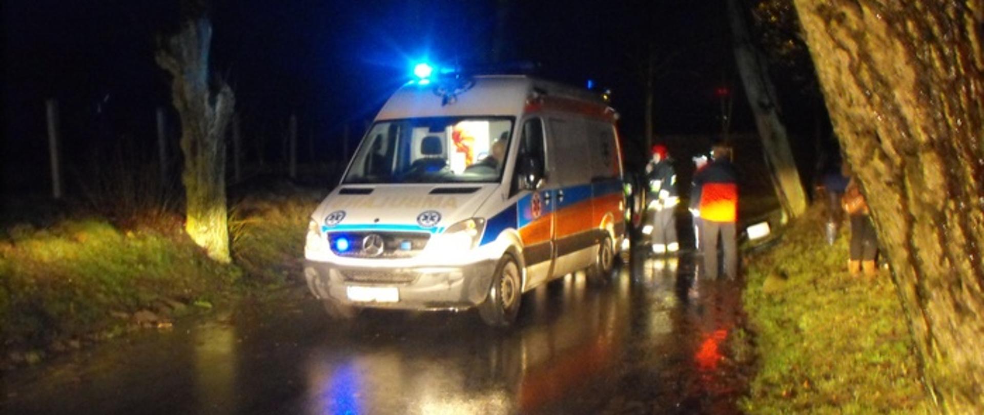 Zdjęcie przedstawia karetkę