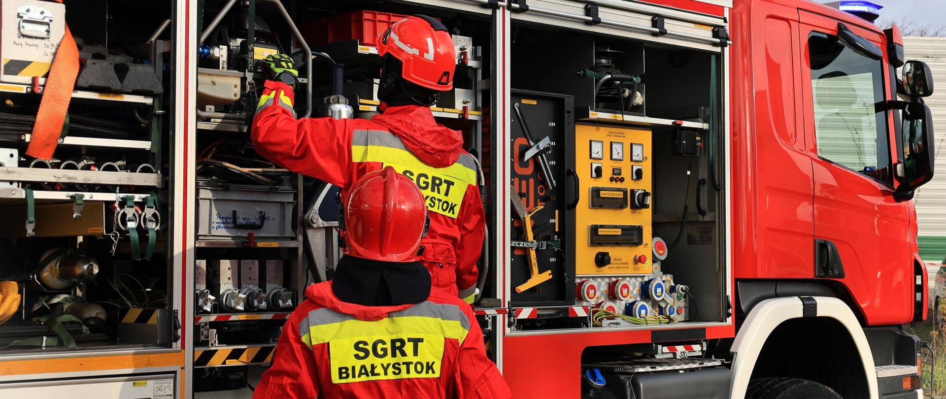 Ćwiczenia ratownicze pod kryptonimem „SZYB 2025” - strażacy specjalistycznej grupy ratownictwa technicznego podczas szykowania sprzętu przy pojeździe