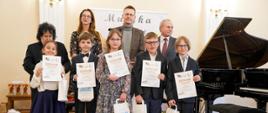 Jury z uczestnikami podczas XII Festiwalu Polskiej Muzyki Współczesnej dla Pianistów im. Janiny Garści w Lublińcu 8-9.04.2025 r. na scenie koncertowej szkoły