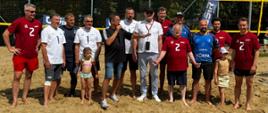 zawodnicy obu drużyn, w tym wicewojewoda, ustawili się do zdjęcia 