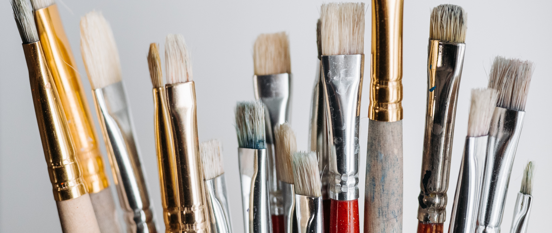 Zdjęcie przedstawiające zestaw pędzli malarskich, różnych kolorów i rozmiarów.