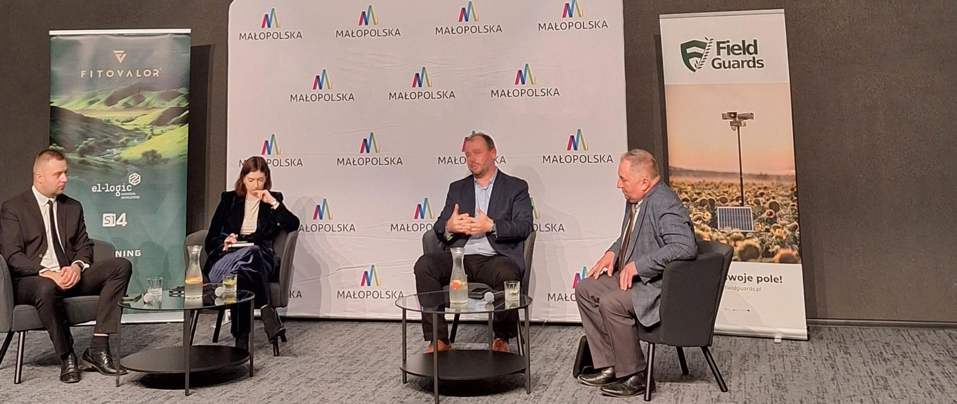 Cztery osoby siedzące