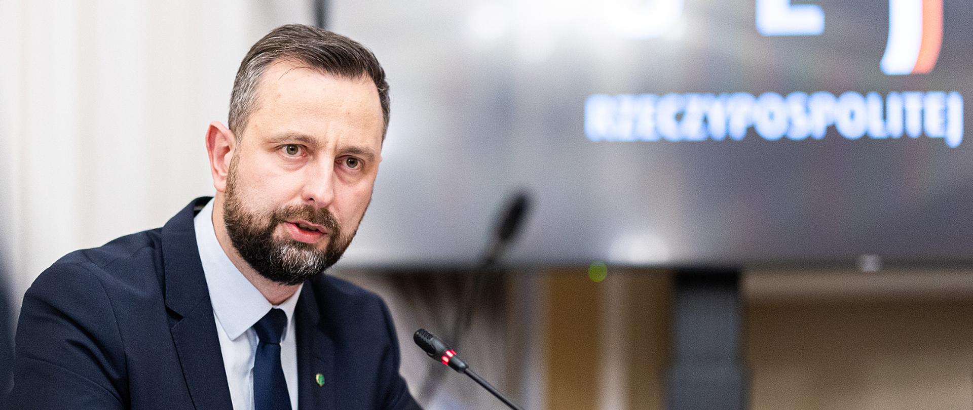 8 lutego 2024 r., szef MON przedstawił posłom zasiadającym w Sejmowej Komisji Obrony Narodowej główne zadania, które będą realizowane przez resort obrony narodowej w najbliższym czasie. Poinformował także o wstępnych ustaleniach z audytu, który trwa w Ministerstwie Obrony Narodowej. Fot. Krzysztof Niedziela/CO MON