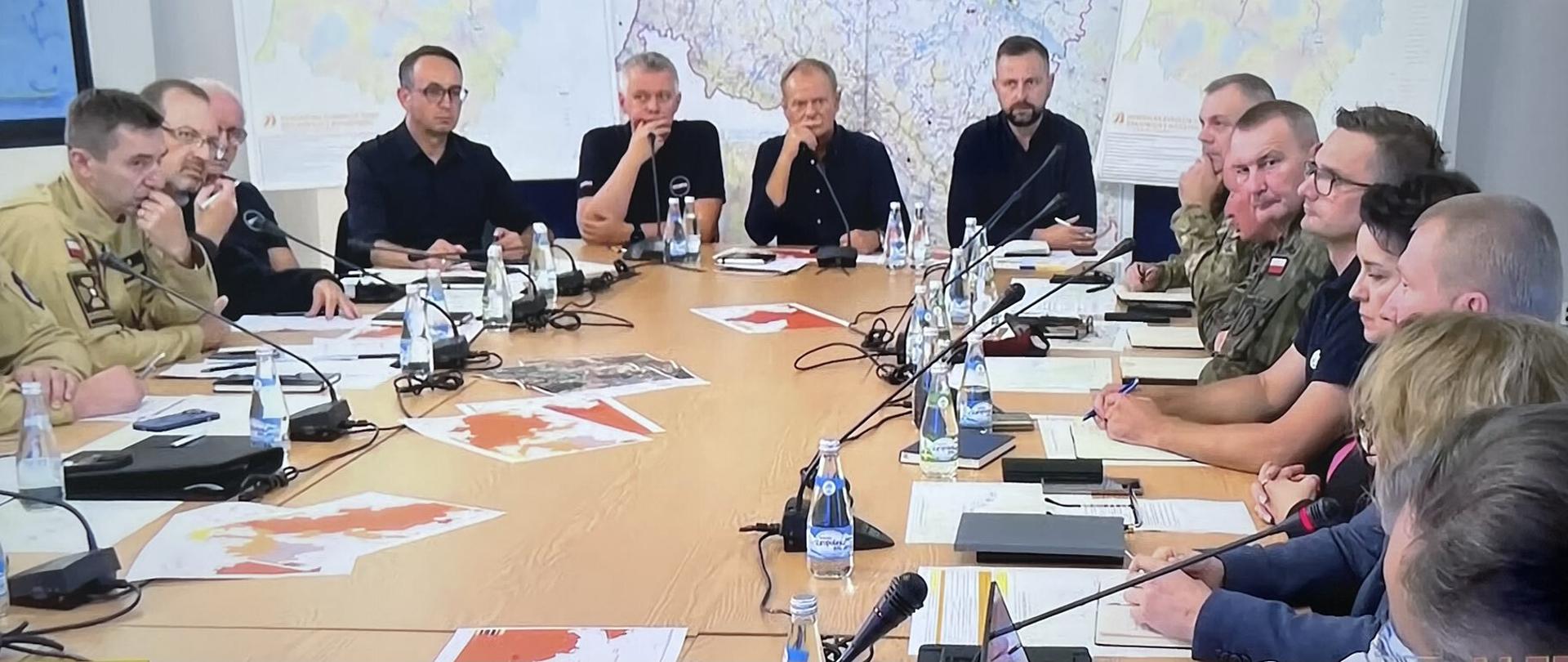 Minister infrastruktury Dariusz Klimczak w trakcie posiedzenia sztabu kryzysowego we Wrocławiu 16 września 2024 r. Po jego lewej stronie minister spraw wewnętrznych i administracji Tomasz Siemoniak, premier Donald Tusk oraz wicepremier Władysław Kosiniak-Kamysz