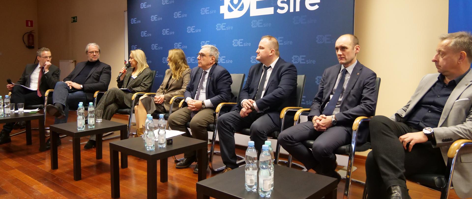 Prelegenci udzielają odpowiedzi podczas panelu dyskusyjnego Energetyka jądrowa – studenckie wyzwania i perspektywy