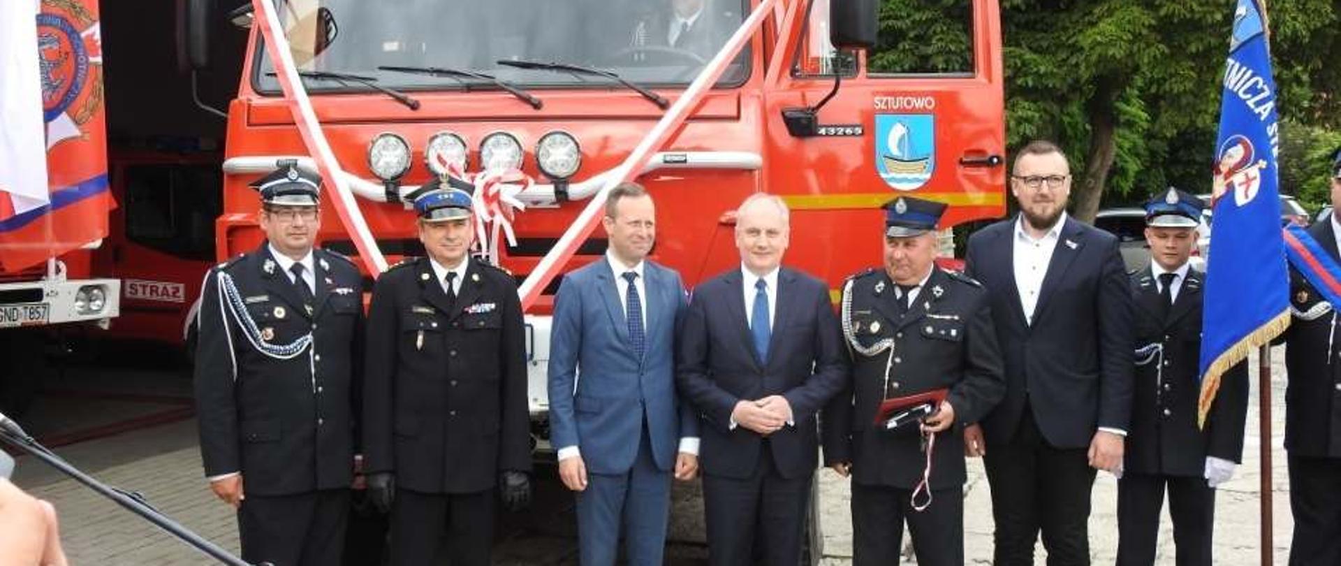 16 lipca 2020 roku na placu przed remizą Ochotniczej Straży Pożarnej w Sztutowie odbyła się uroczysta zbiórka z okazji poświęcenia i przekazania samochodu ratowniczo-gaśniczego.