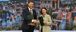 Na zdjęciu od lewej strony: Piotr Grzelak, Zastępca Prezydenta Miasta Gdańsk, Dorota Zawadzka-Stępniak, Prezes Zarządu Narodowego Funduszu Ochrony Środowiska i Gospodarki Wodnej.