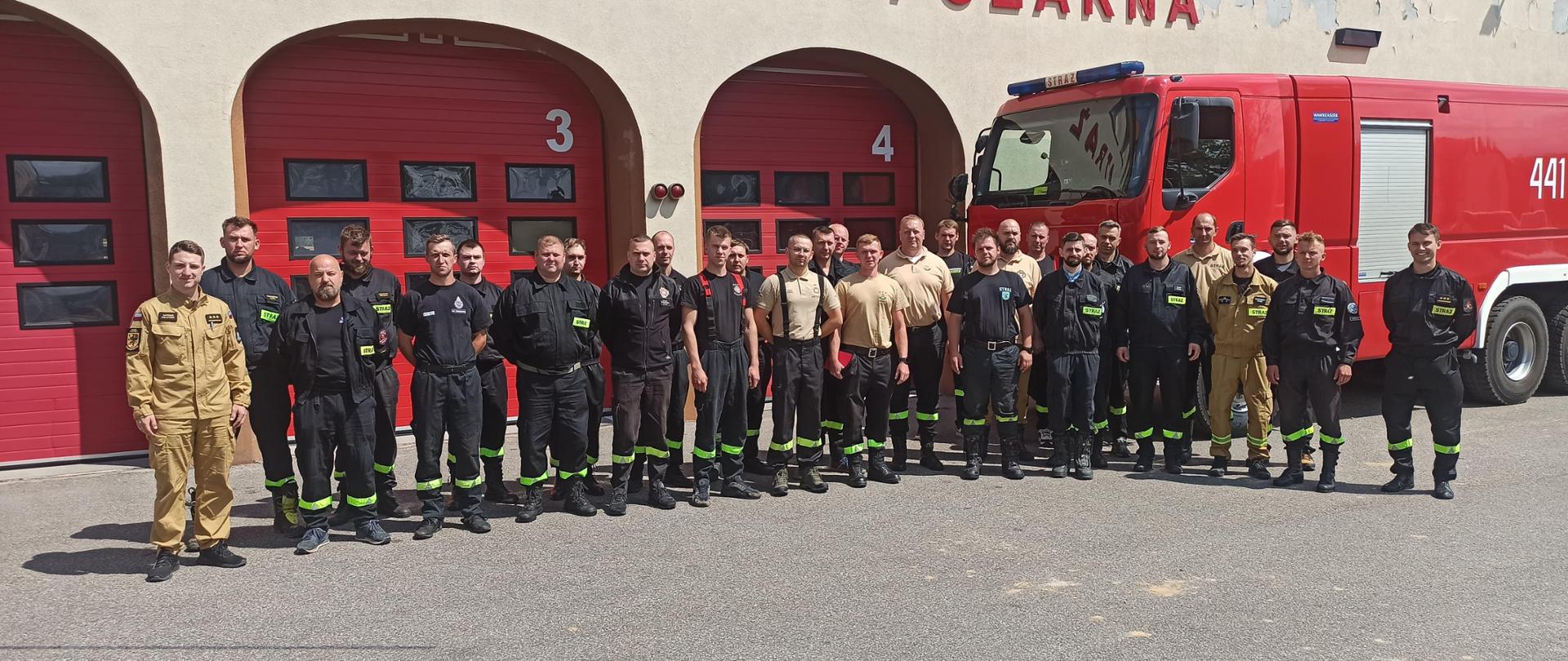 Zdjęcie grupowe uczestników szkolenia naczelników OSP
