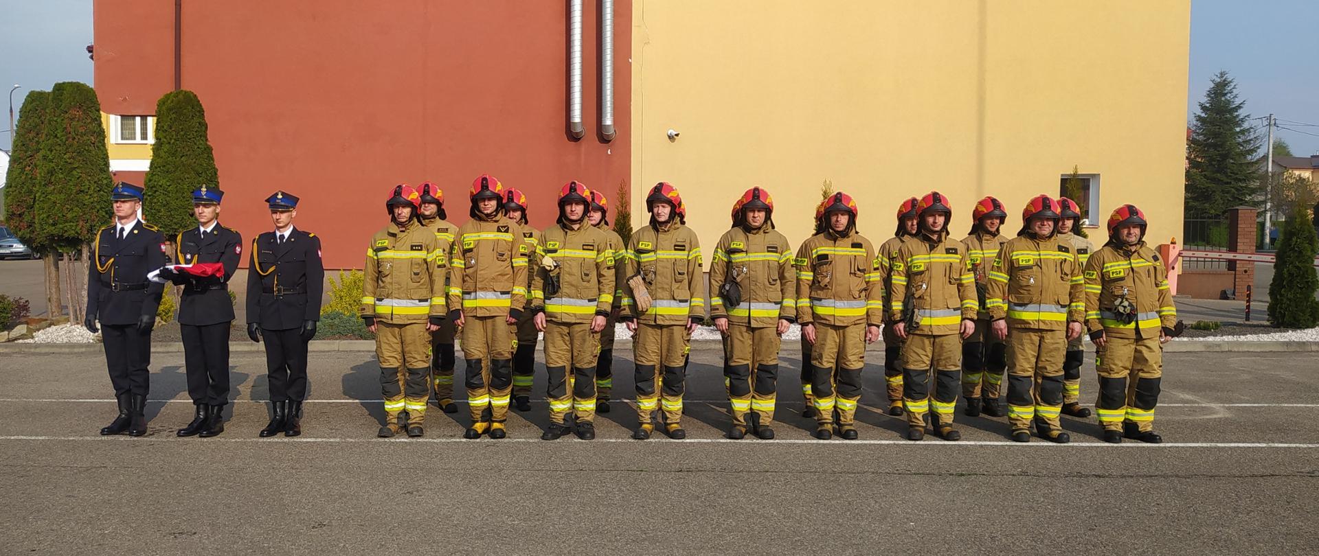 Na zdjęciu strażacy z KP PSP w Jaśle podczas uroczystej zmiany służby z okazji Dnia Flagi na placu.