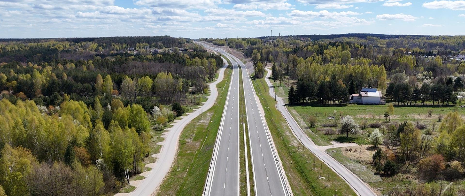 Obwodnica Wąchocka w ciągu drogi krajowej nr 42. Nowa trasa wyprowadziła ruch tranzytowy z centrum miasta i poprawiła bezpieczeństwo mieszkańców.