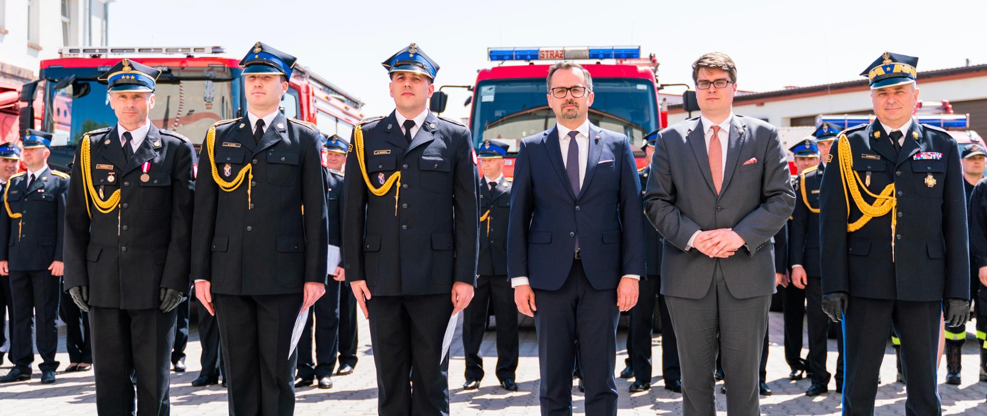 Na zdjęciu widać wyróżnionych strażaków z Pucka oraz zaproszonych gości.