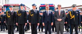 Na zdjęciu widać wyróżnionych strażaków z Pucka oraz zaproszonych gości.