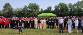 Zawodnicy oraz publiczność na gminnych zawodach sportowo pożarniczych..
