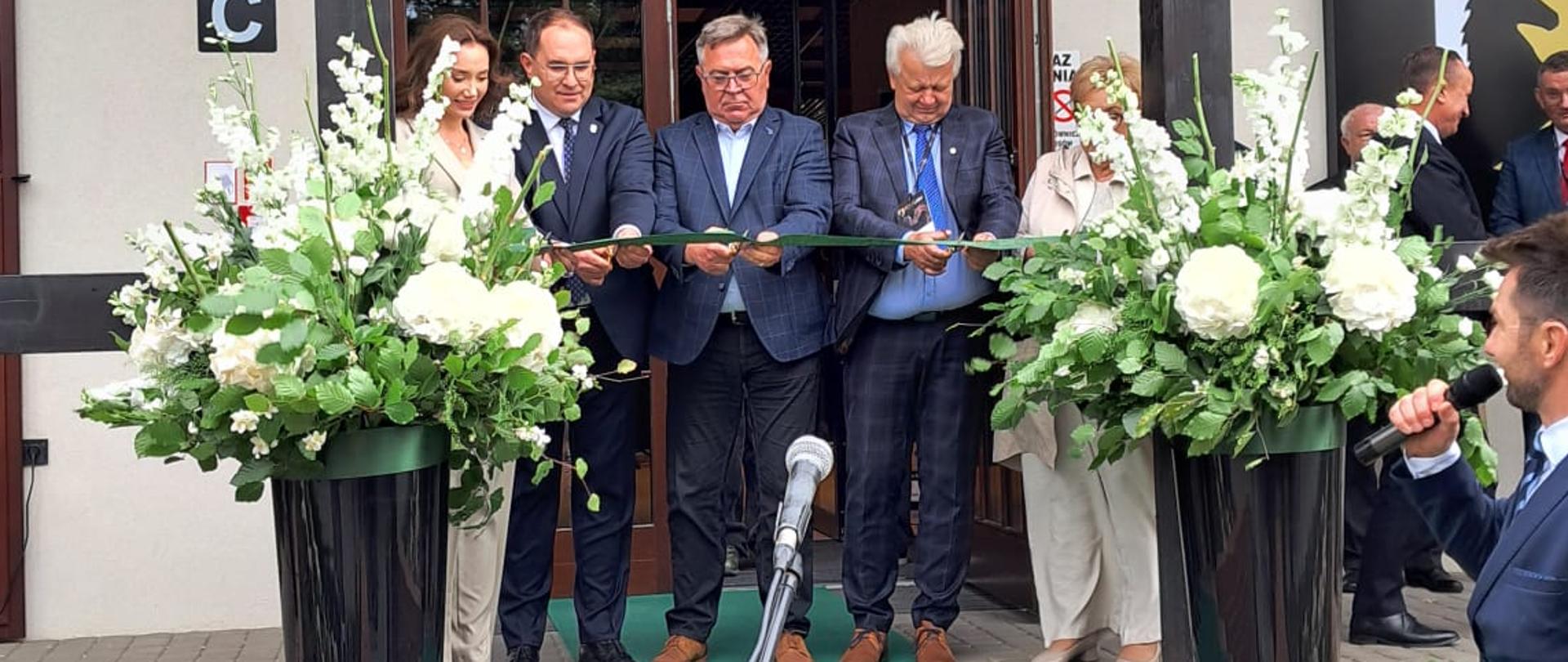 uroczystość otwarcia BCU Lider - przecinanie wstęgi