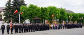 Widok z przodu. Plac uroczystości z pododdziałami strażackimi.