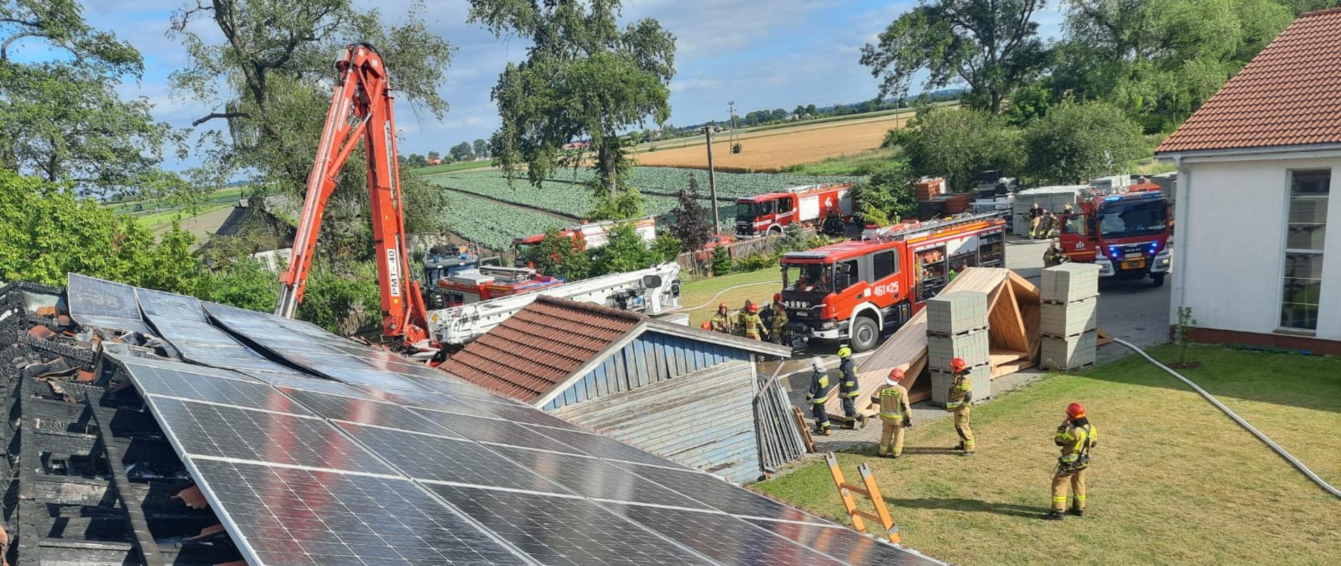 Pożar dachu w budynku produkcyjno-magazynowym