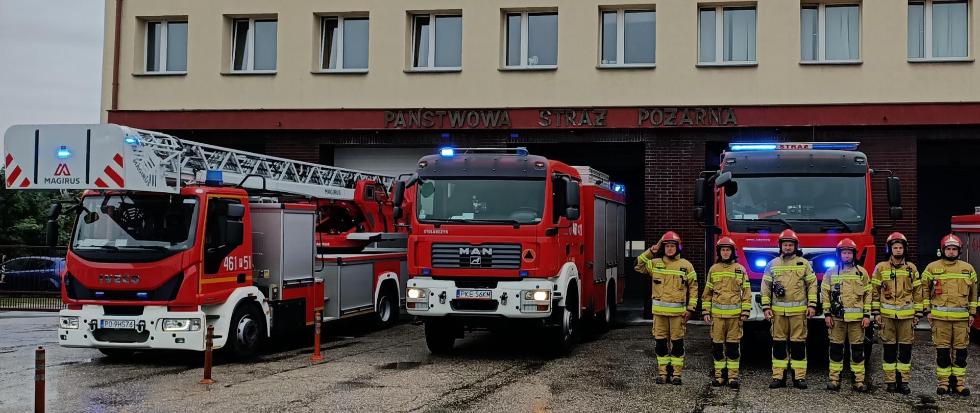 Na zdjęciu widoczni strażacy w umundurowaniu specjalnym oddający honory, widoczne również pojazdy JRG Kępno ustawione do parady.