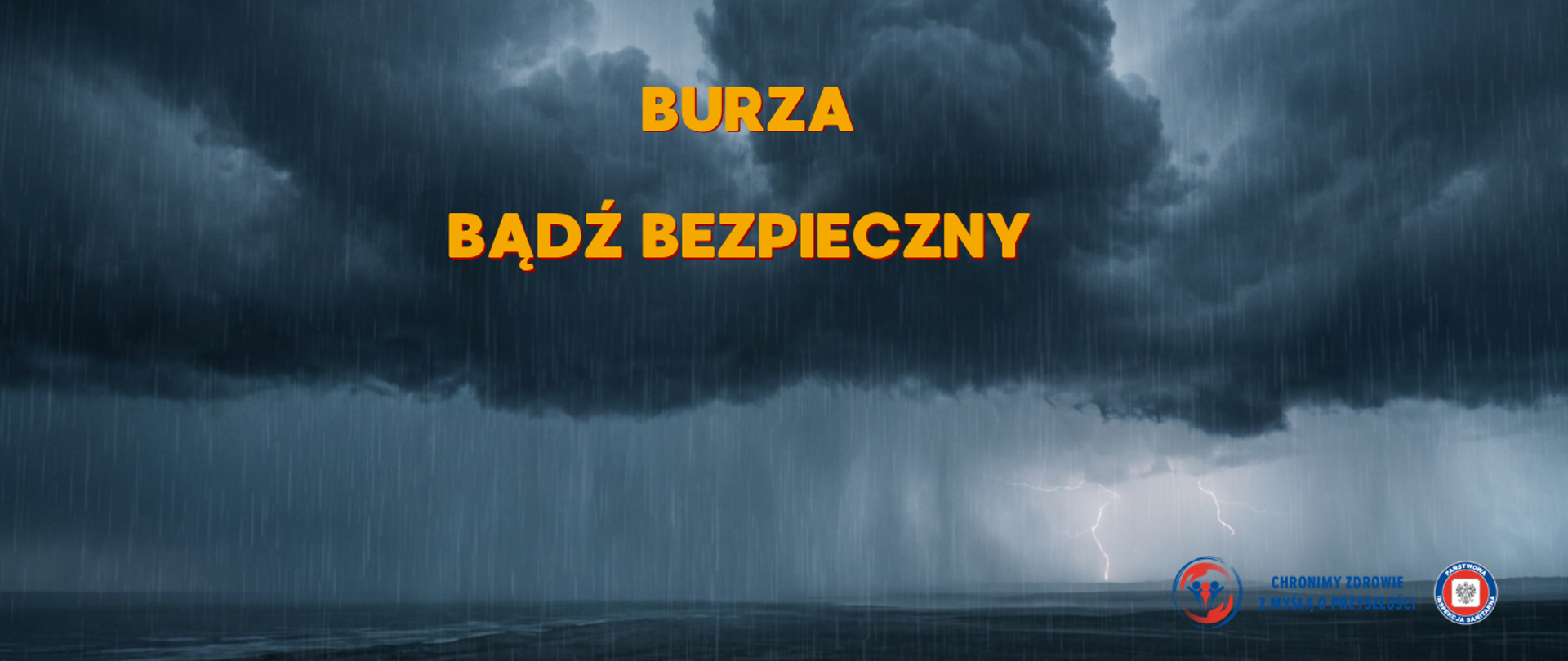 Ciemne, burzowe chmury nad wodą, intensywny deszcz i widoczne wyładowanie pioruna. Na tle burzy umieszczony jest duży, pomarańczowy napis „BURZA – BĄDŹ BEZPIECZNY”. W prawym dolnym rogu znajdują się logotypy oraz hasło „Chronimy zdrowie z myślą o przyszłości”.