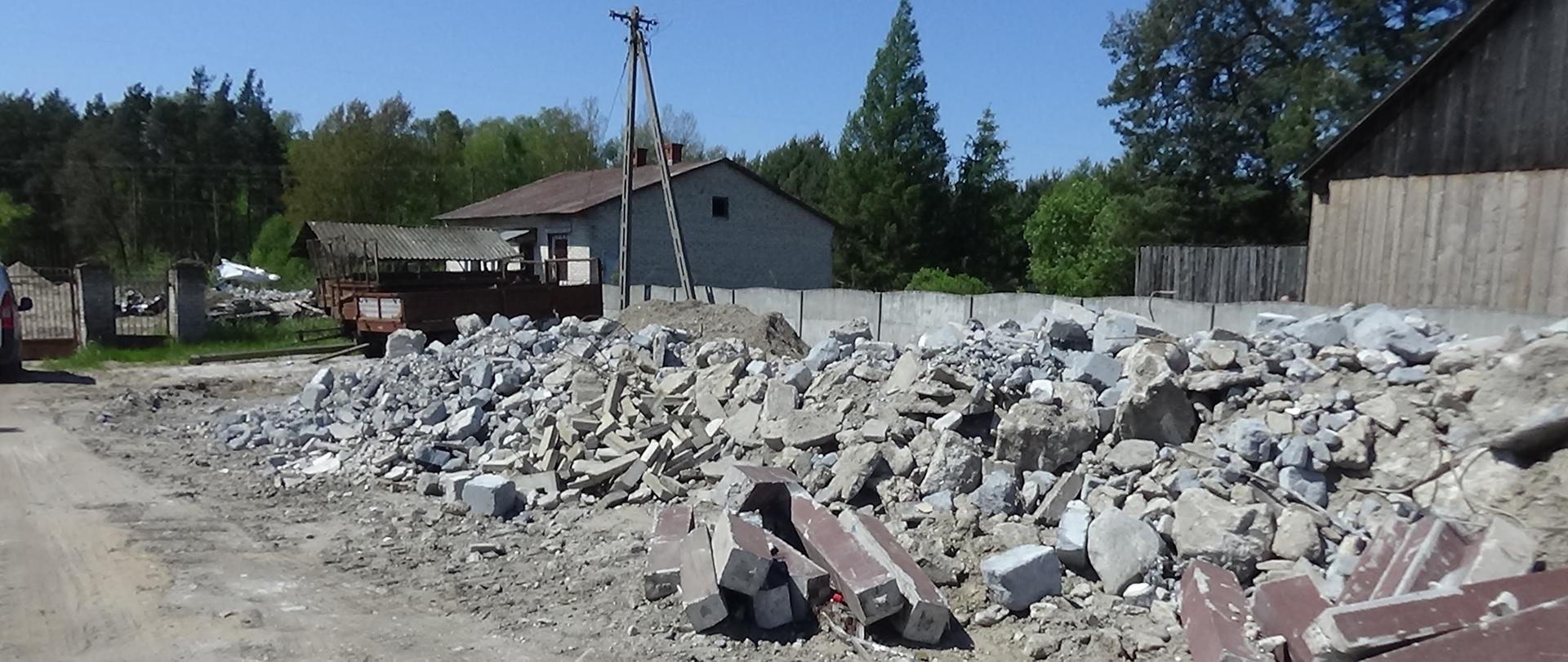 Pryzma odpadów budowlanych znajdująca się na otwartym terenie.