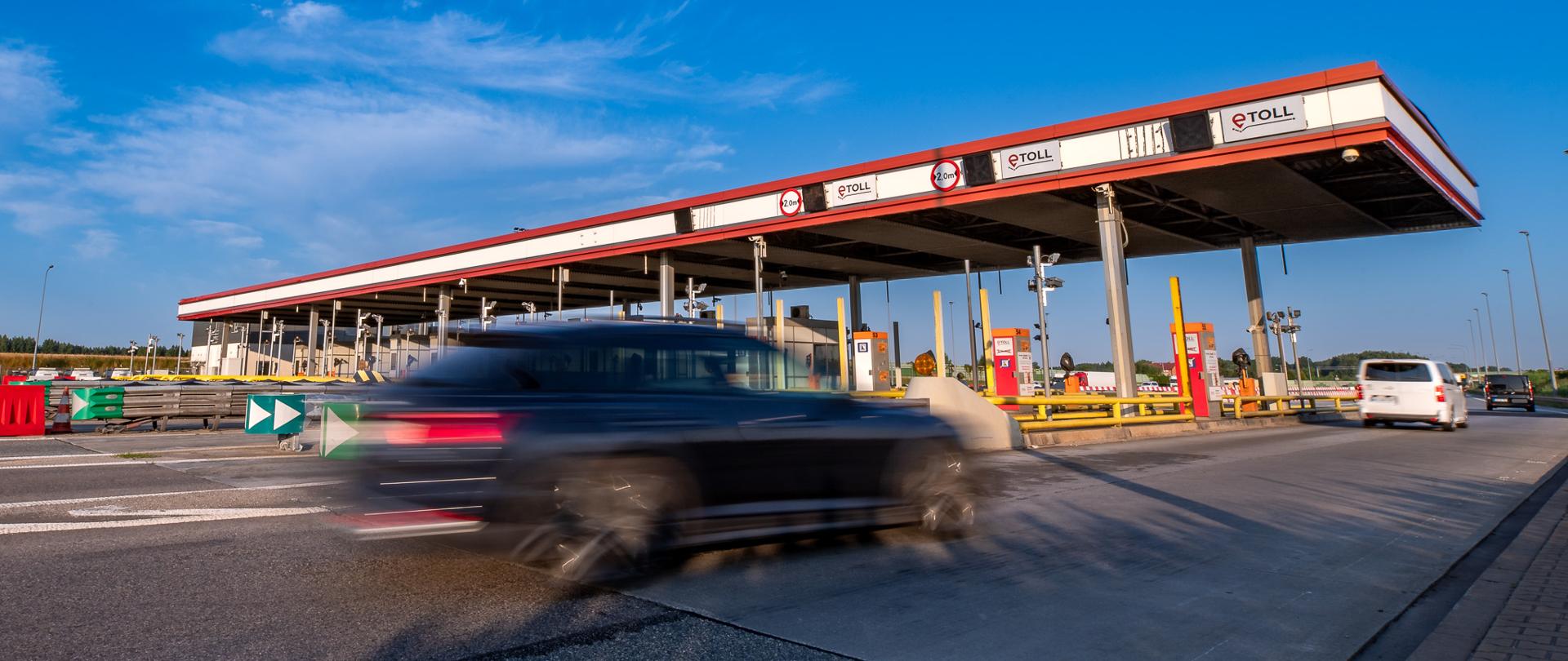Pojazdy przejeżdżające przez punkt poboru opłat bez zatrzymywania się.