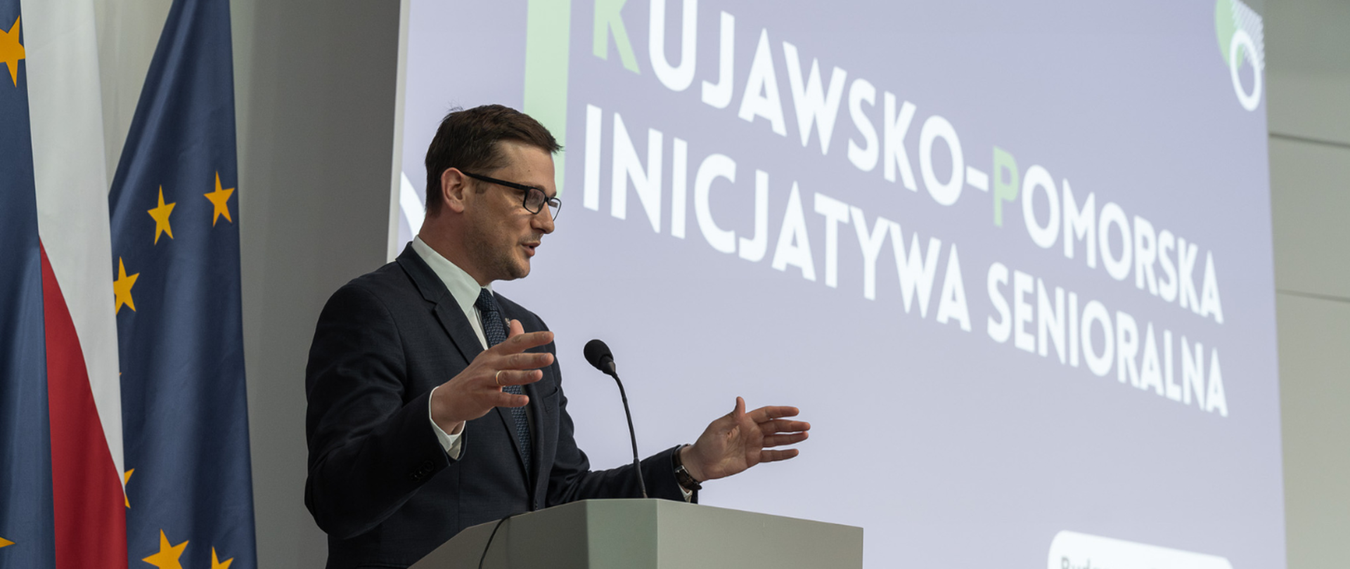 Wojewoda przemawia podczas Kujawsko-Pomorskiej Inicjatywy Senioralnej