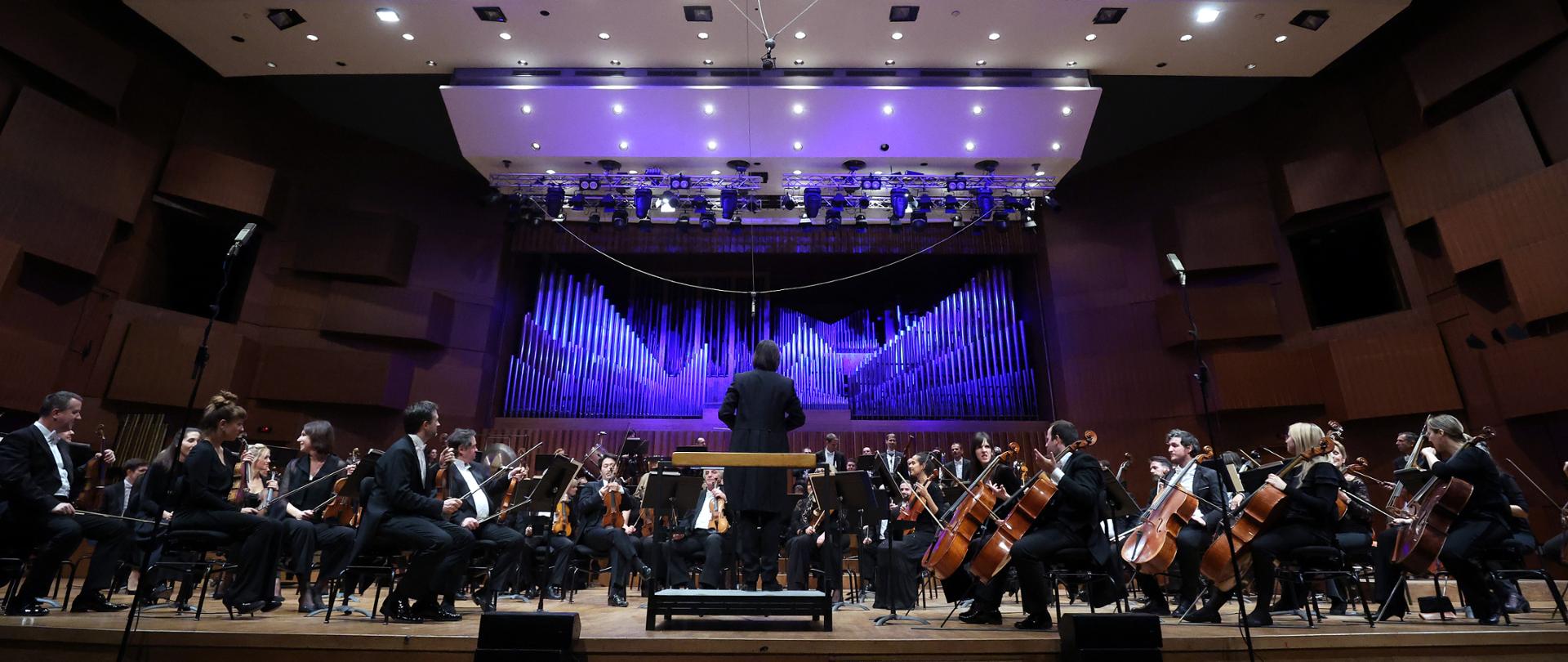 01.12.2023., Zagreb - KD Vatroslav Lisinski. Zgrebacka filharmonija. Koncert Dunja Bontek violina, dirigent David Runtz.