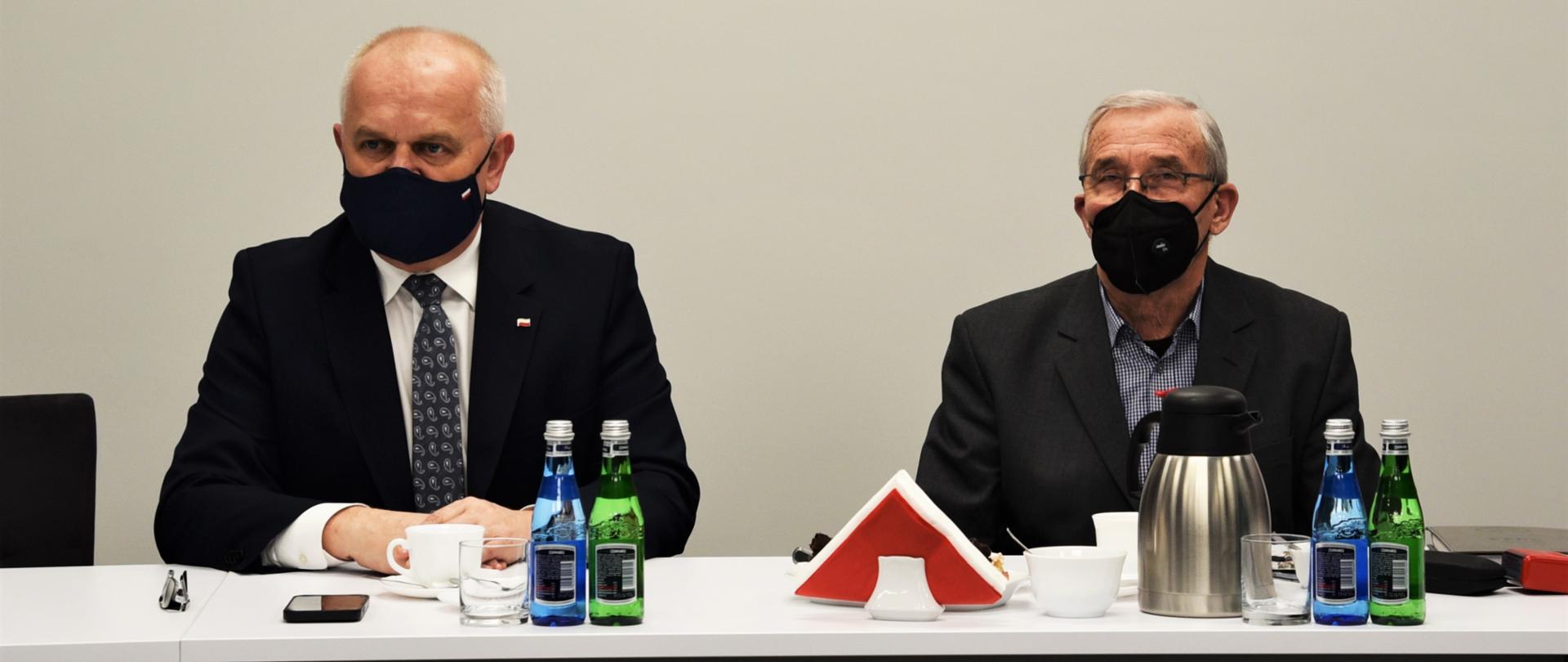 Wojewoda Lubuski wysłuchuje przemówień uczestników spotkania