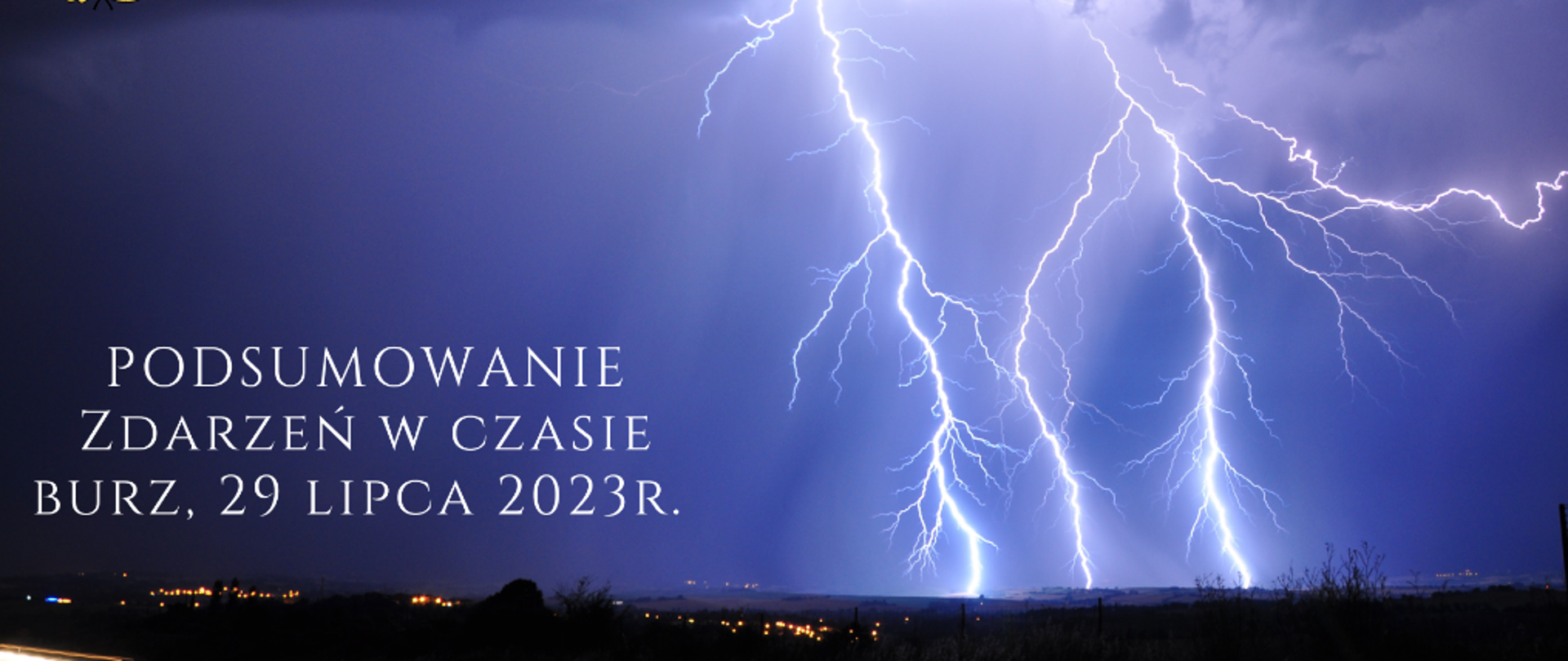 Na zdjęciu widać z prawej strony błyskawice, które uderzają w ziemię w trakcie nocy. W lewym górnym rogu znajduje się logo Państwowej Straży Pożarnej. W lewym dolnym rogu znajduje się napis "Podsumowanie zdarzeń w czasie burz, 29 lipca 2023 r.", natomiast w prawym górnym rogu "KP PSP Mogilno".