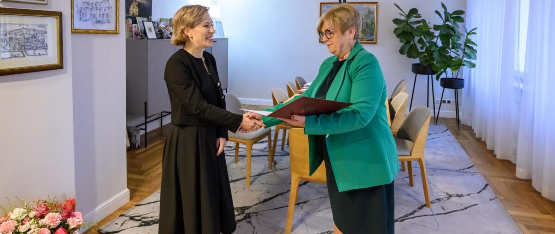 Zdjęcie przedstawia wojewodę podkarpackiego Teresę Kubas-Hul, która wręcza powołanie konsultantowi wojewódzkiemu w dziedzinie medycyny paliatywnej