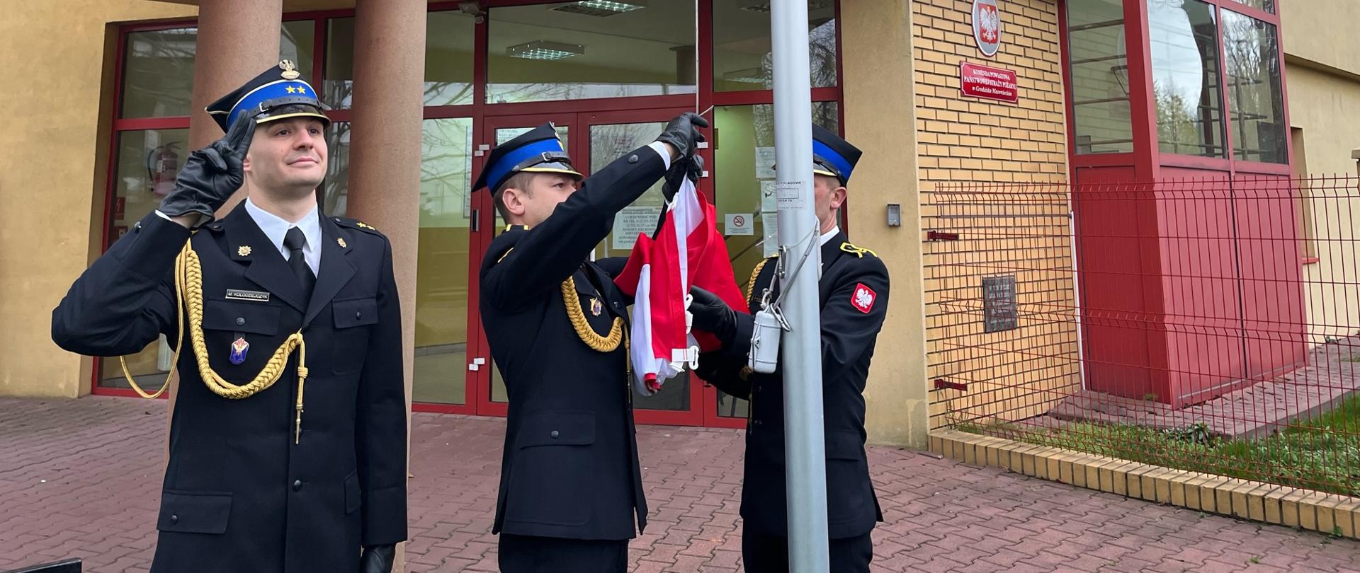 Poczet flagowy mocuje flagę do masztu flagowego.