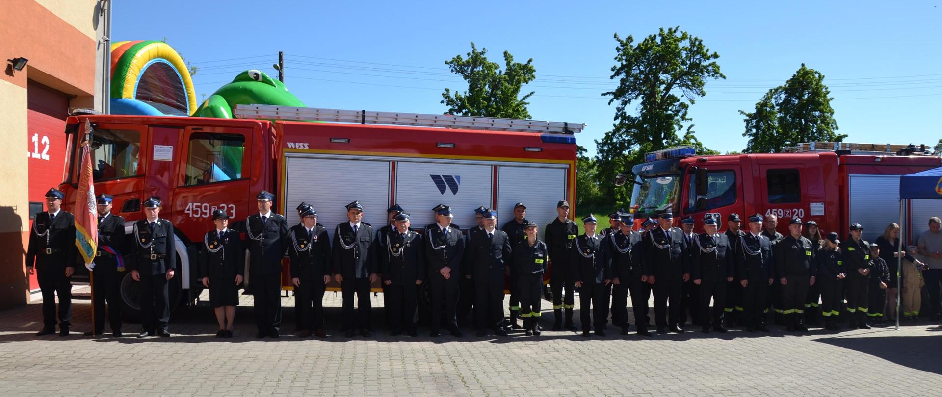 Zdjęcie przedstawia uczestników uroczystości