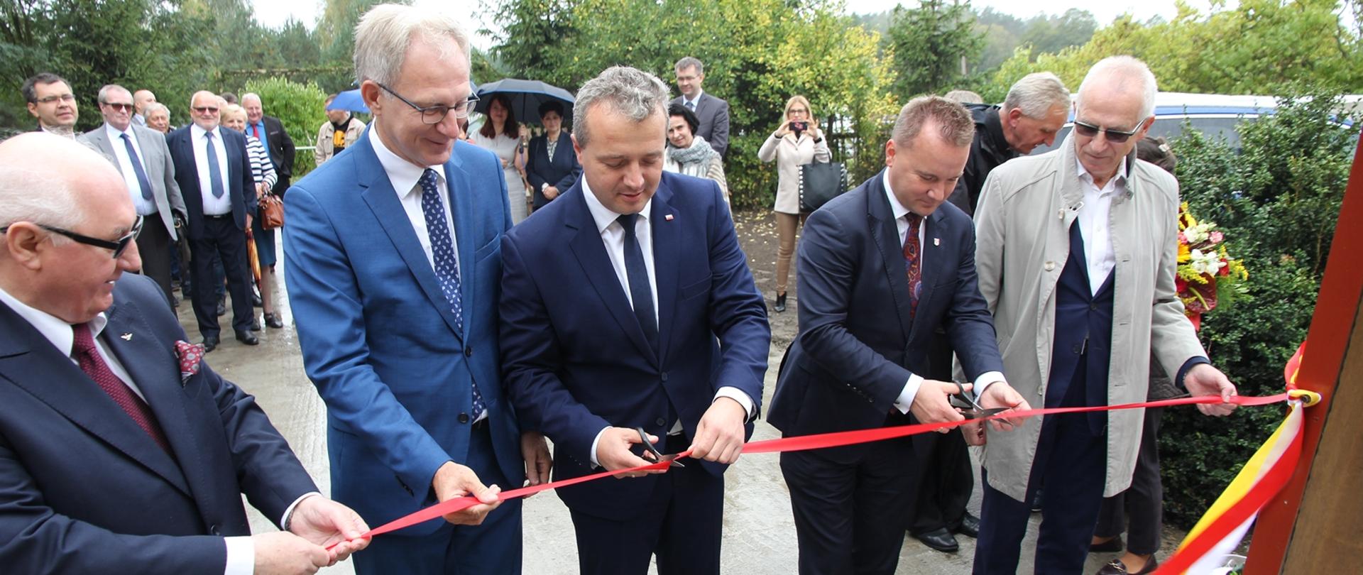 Poszkodowani podczas nawałnicy zamieszkają w nowym domu - przecięcie wstęgi