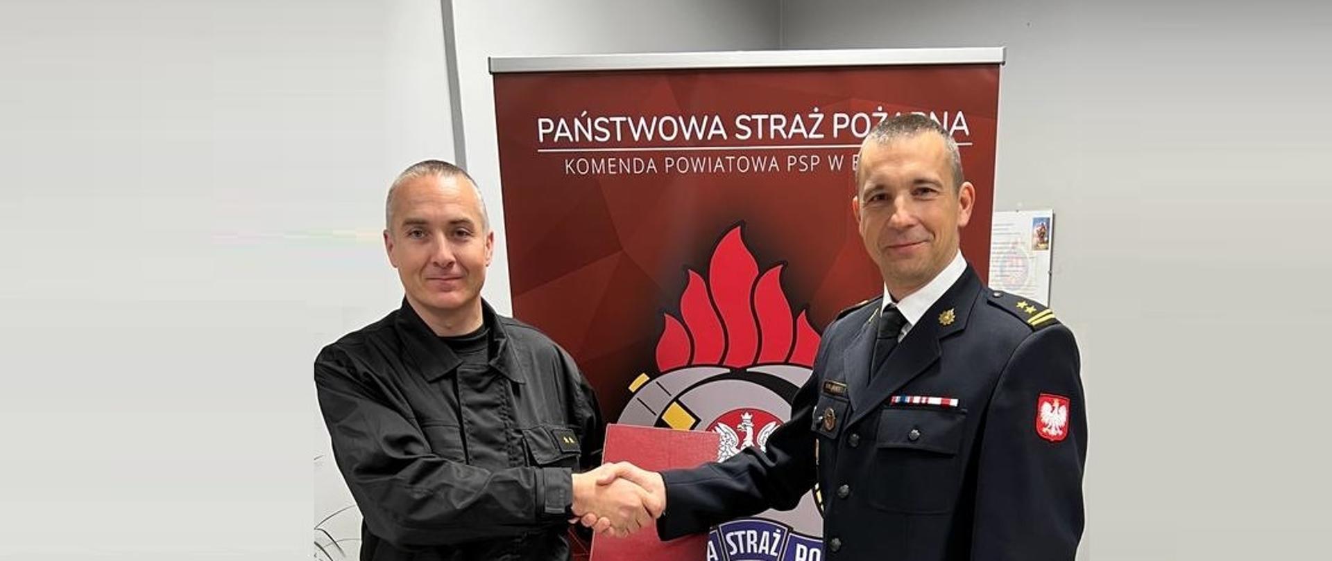 Komendant KP PSP w Brzegu podczas powierzania starszemu aspirantowi pełnienia obowiązków zastępcy dowódcy jednostki ratowniczo gaśniczej w Brzegu.