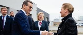 Premier Mateusz Morawiecki i premier Danii Mette Frederiksen, w tle Minister Klimatu i Środowiska Anna Moskwa, przed oficjalnym otwarciem Baltic Pipe w Goleniowie