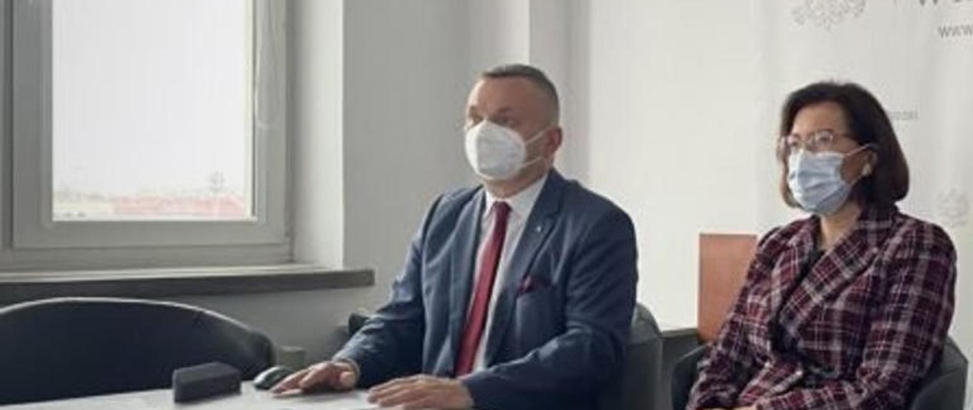 Wojewoda podkarpacki Ewa Leniart, wojewódzki lekarz weterynarii Janusz Ciołek i dyrektor Wydziału Bezpieczeństwa i Zarządzania Kryzysowego Podkarpackiego Urzędu Wojewódzkiego Bogdan Mazur siedzą za stołem prezydialnym podczas posiedzenia Wojewódzkiego Zespołu Zarządzania Kryzysowego. 