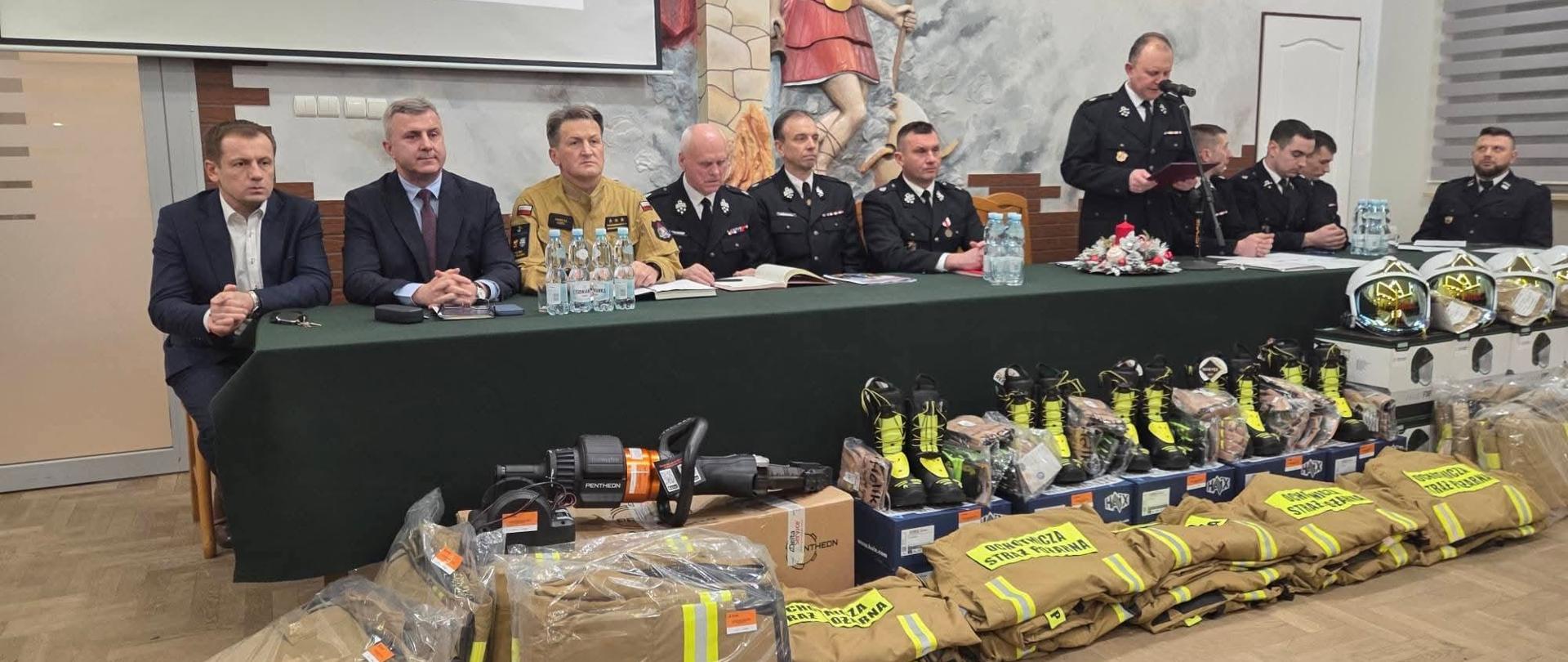 Na zdjęciu pokazano zaproszonych gości i druhów zgromadzonych na spotkaniu sprawozdawczym.