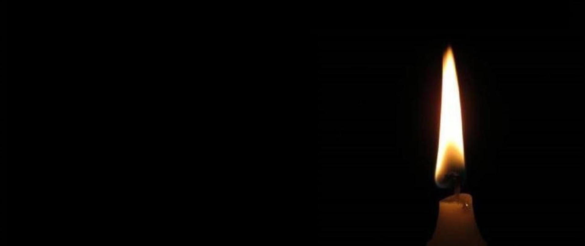 Znicz na czarnym tle