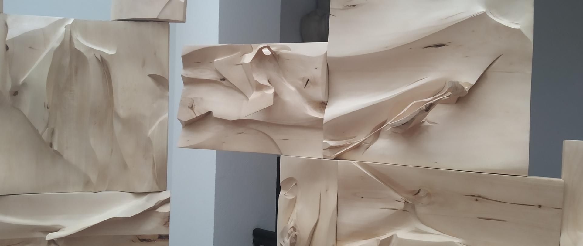 zdjęcie płaskorzeźby wykonanej z drewna, przedstawia nieregularne kształty 