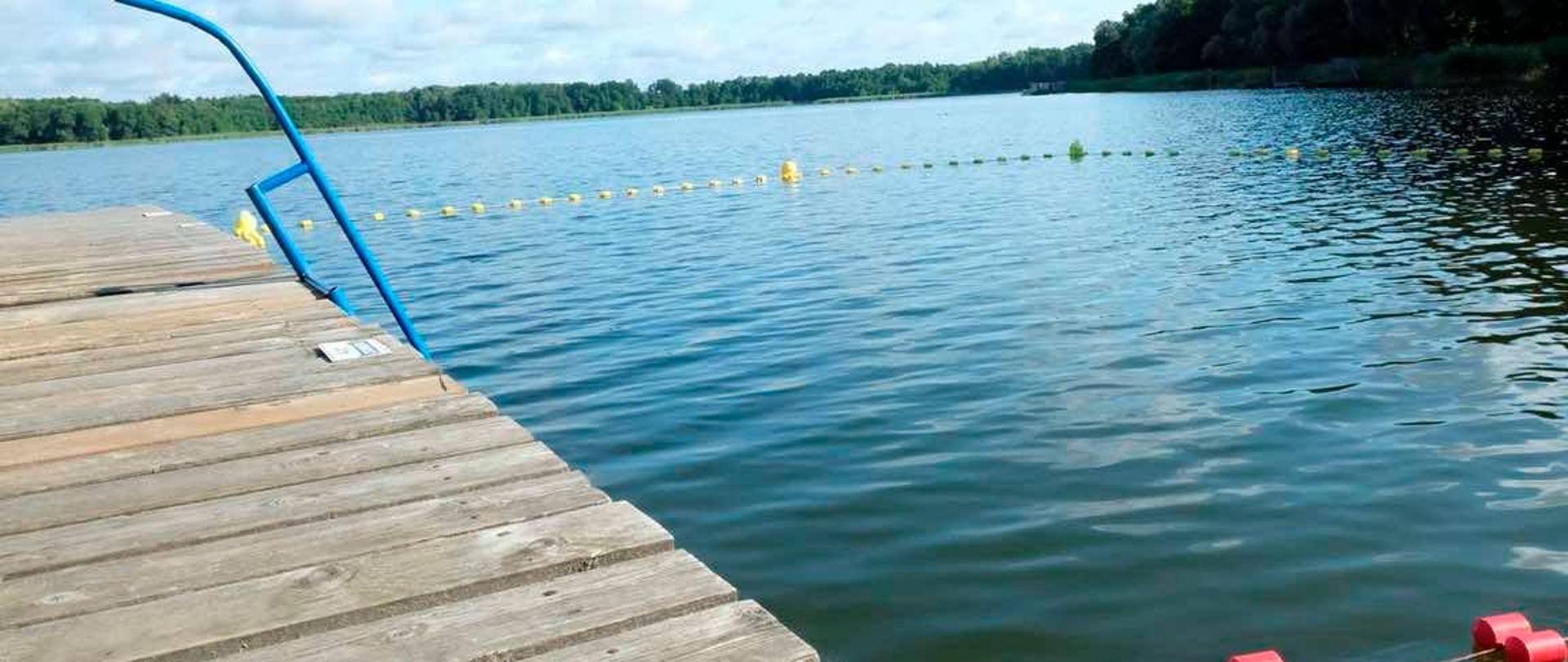 Widać błękitną wodę w jeziorze