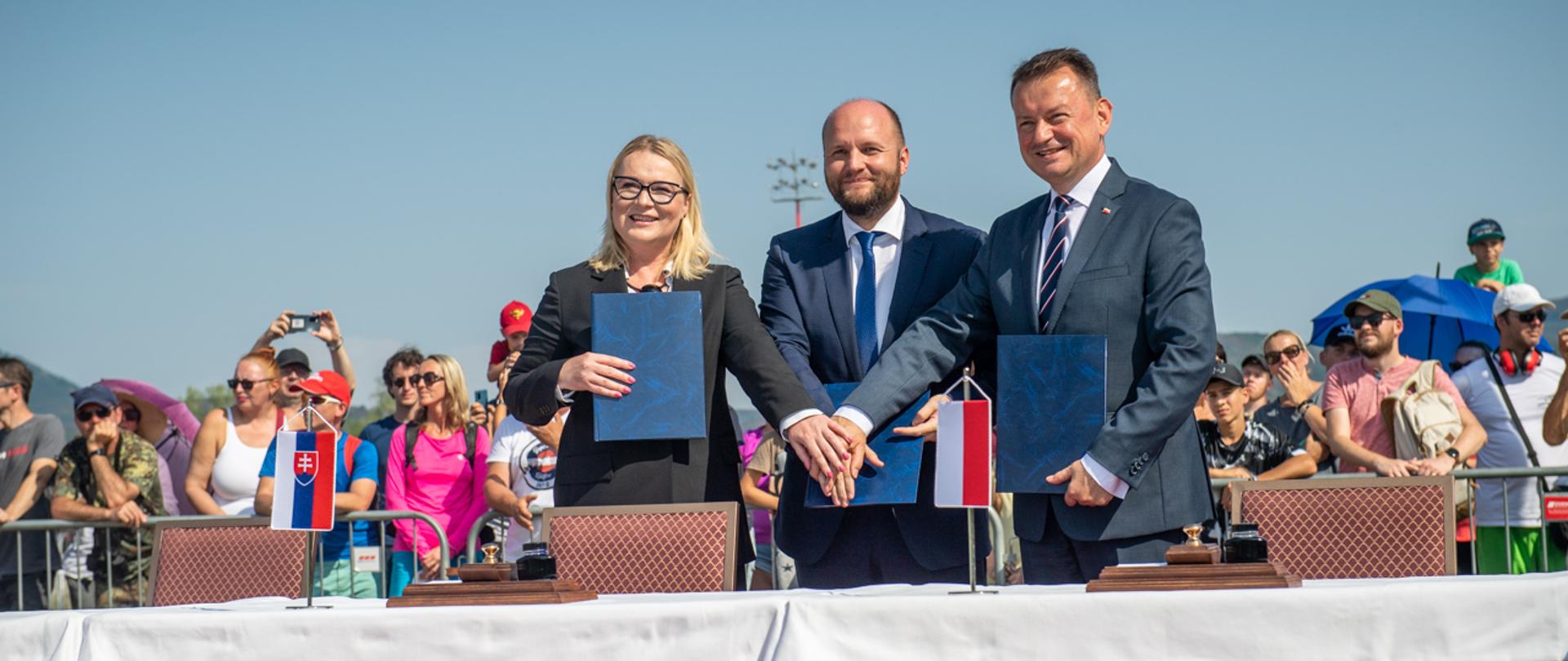 W sobotę, 27 sierpnia w bazie lotniczej Kuchyňa w Malacky Mariusz Błaszczak, wicepremier-minister obrony narodowej podpisał trójstronną deklarację z ministrami Czech i Słowacji w sprawie wzajemnego zobowiązania do ochrony przestrzeni powietrznej Republiki Słowacji.