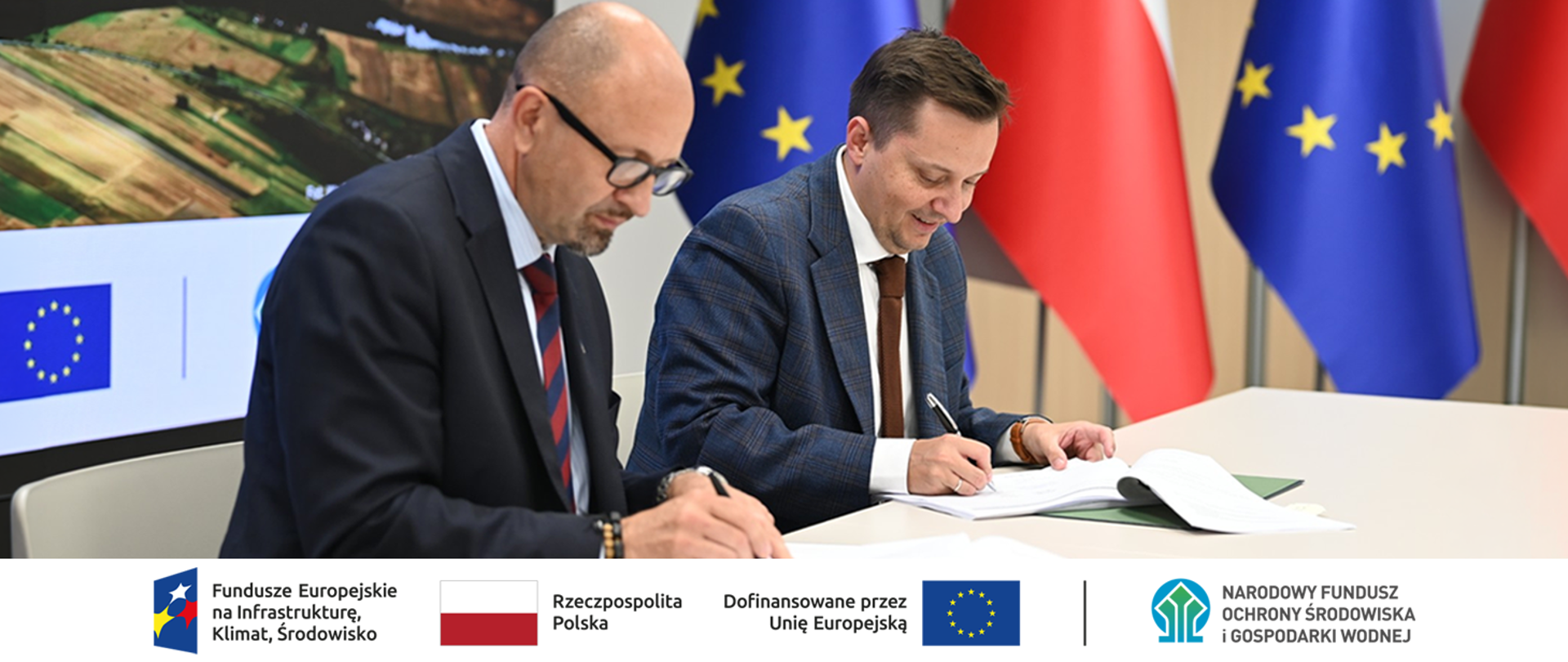 Zdjęcie grupowe z podpisania umowy