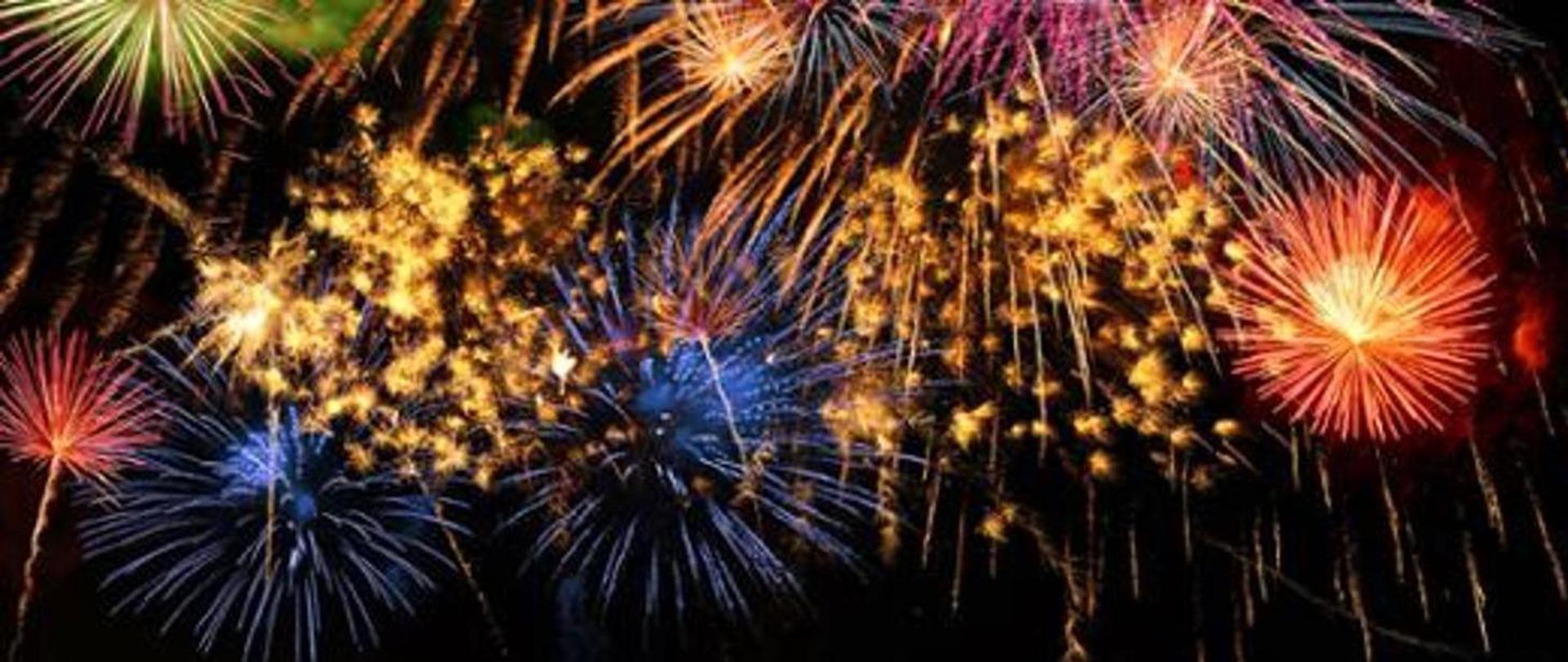 Fajerwerki na tle nocnego nieba