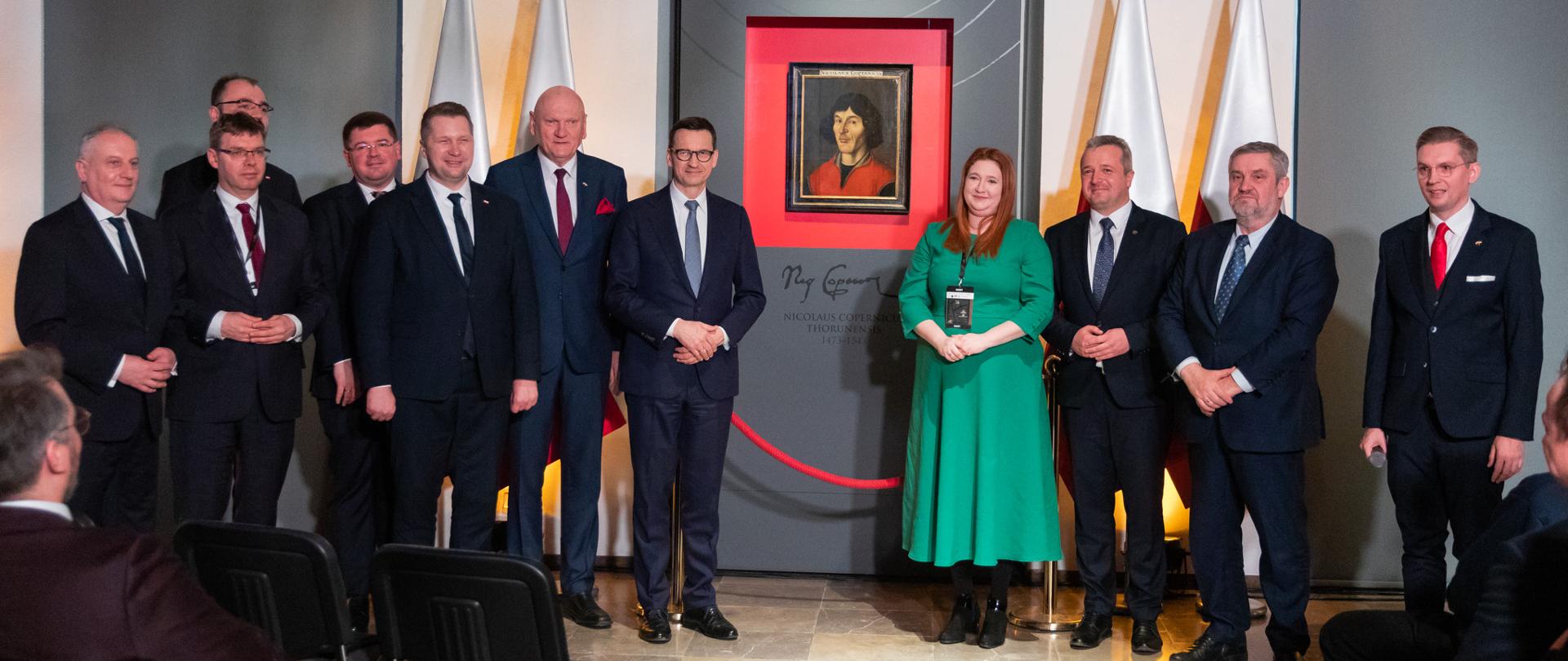 Wiele osób pozujących do zdjęcia