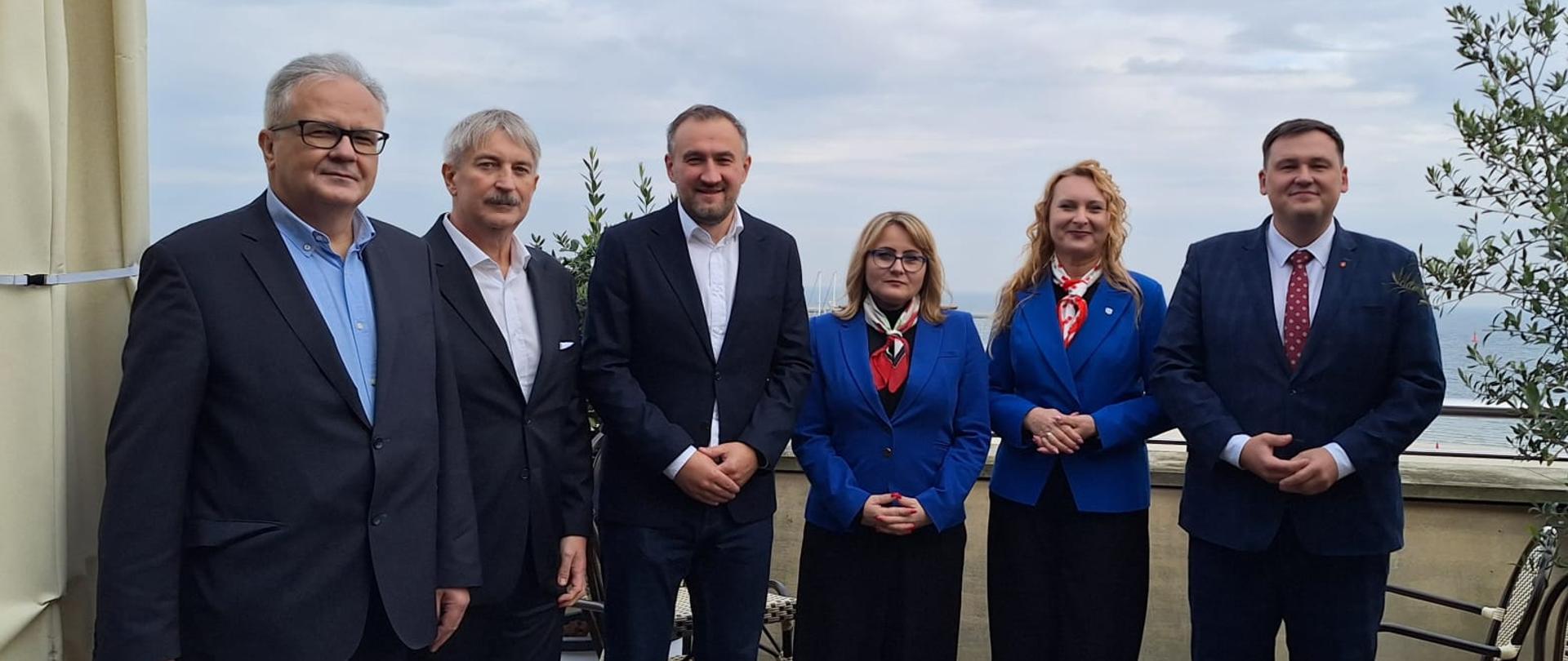 Na zdjęciu od prawej: Łukasz Kobus Sekretarz Miasta Dyrektor Urzędu Miasta Joanna Kidzińska, Dyrektor Departamentu Gospodarki Wodno-Ściekowej, Wiceprezes Wód Polskich Alicja Michalik-Kucińska, Tomasz. Augustyniak Wiceprezydent Miasta Gdyni, Ryszard Pionk Kierownik Działu Analiz i Plnowania PEWIK Gdynia, Robert Bugała Dyrektor ds. Technicznych i Rozwoju PEWIK Gdynia